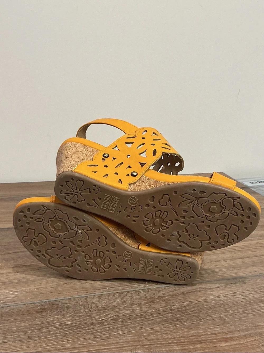 Mootsies Tootsies Tania wedge sandals w/a laser-cut floral upper, yellow, sz 7.5